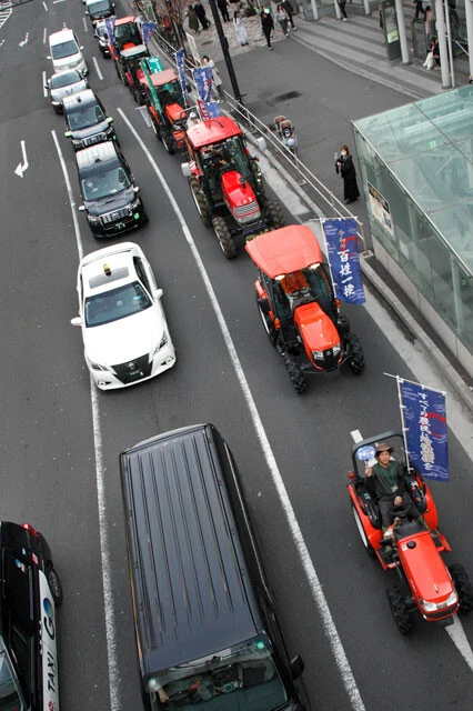 青山公園から一度南下し、明治通りを北上し、渋谷の駅前に入ってくるトラクター行進