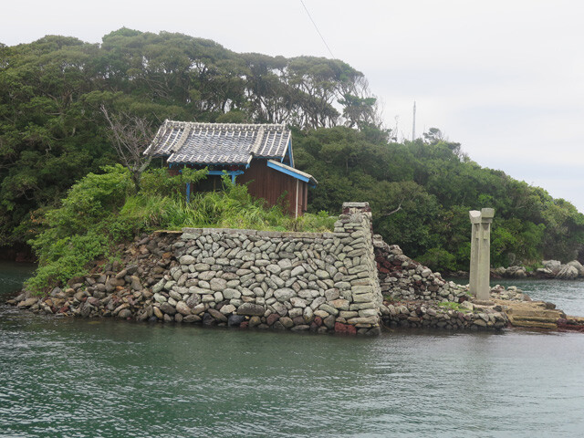 老朽化し、石垣が崩れかけていた寺島地区の若宮神社（上）は、九電工により港側へ移設された（下）。「メガソーラーに反対する者はこの地区におらん」と区長は話す