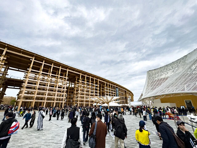 大屋根リングは強い風のせいで雨よけとしてはほぼ機能せず。屋根の下でも傘を差す人が多かった