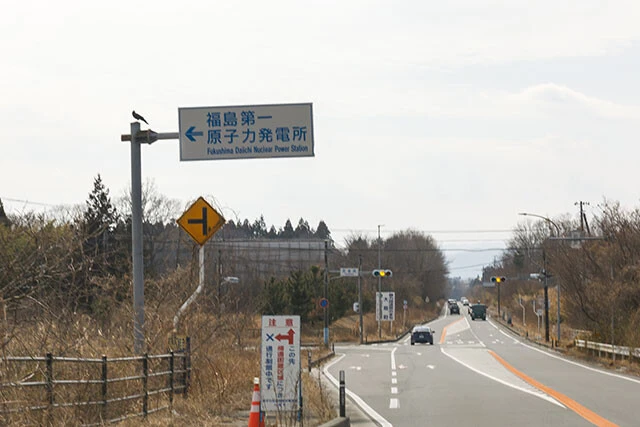 福島第一原子力発電所の案内標識。通行はまばら。トラックやダンプカーが多い