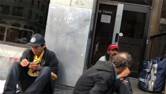 「北米最悪のゾンビタウン」バンクーバーの路地でたむろする中毒者と思われる人々