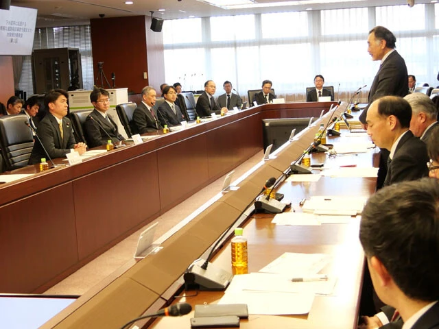 今年2月21日、国交省の「埼玉県八潮市の道路陥没事故を踏まえた第1回有識者委員会」が開かれた。しかし、取材を許可されたのは家田仁委員長（起立中）の挨拶までで、あとは非公開となり、実際にどんな審議が行なわれたのかはまったくわからない