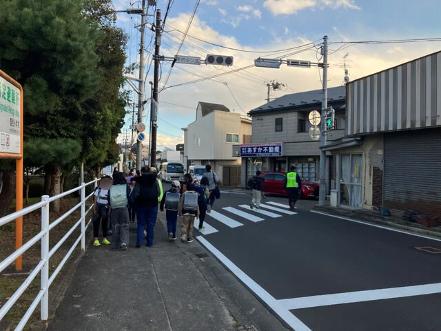 クマ出没後、集団下校が続く仙台市の小学校。街に響くクマ鈴の音が「クマを呼ぶ」との指摘も。保護者の間では持たせる派と持たせない派に分かれている