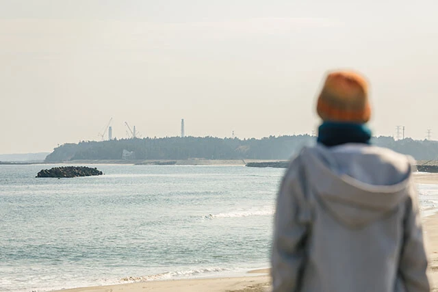 東京電力福島第一原子力発電所を防潮堤から、静かにジッと眺める小田原ドラゴン先生
