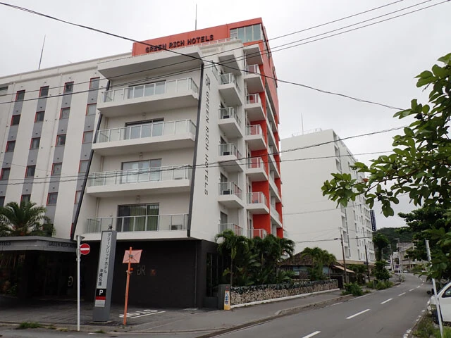 名護市中心部の繁華街付近や国道58号線沿いにはビジネスホテルが点在