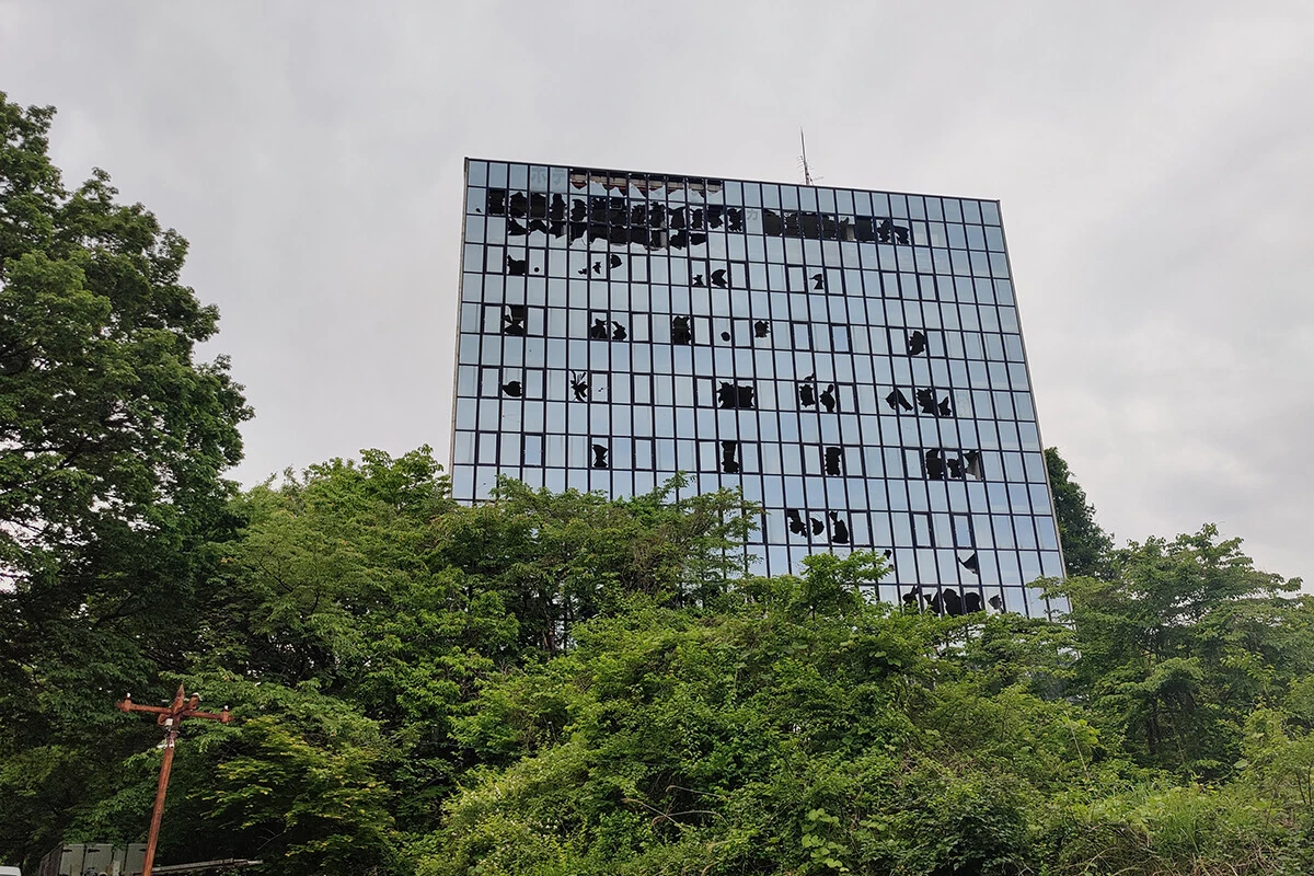 栃木県日光市にある会員制のリゾートホテルとして販売されたファミテックNIKKO明神。写真の新館は現在では心霊・廃虚スポットとして有名