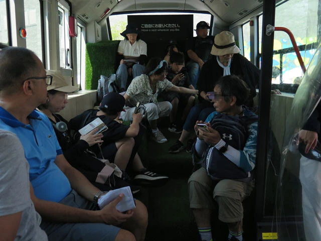 6月中旬から会場内に登場したクールスポット用のEVバス。冷房がバッチリ効いて快適だったが、マイクロバスゆえ、窮屈感は否めない