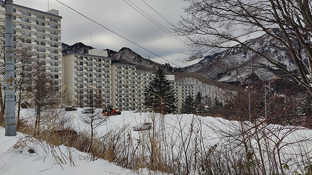 バブル期に人気だった新潟県湯沢町のリゾートマンション群。管理会社は倒産、販売もできず固定資産税だけが発生する＂負動産＂の極み