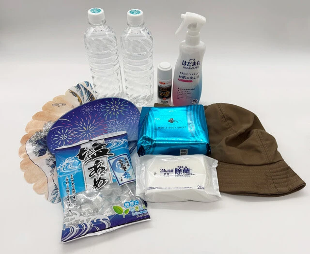 通常の非常用持ち出し袋に追加してほしい酷暑時のアイテム。冬場よりも夏場のほうが、避難所生活は過酷なものになる。（左上から時計回りに）水（普段より多め）、かゆみ止め薬、虫よけスプレー、日よけ用帽子、ボディシート（体拭き用）、除菌ウエットティッシュ、塩あめ、うちわ・扇子
