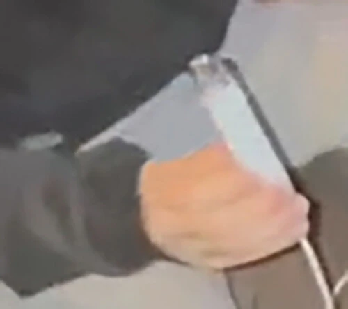 動画に映るエトミデート。電子たばこと見分けがつかないため、正体を隠して友達に吸わせる遊びもあるという