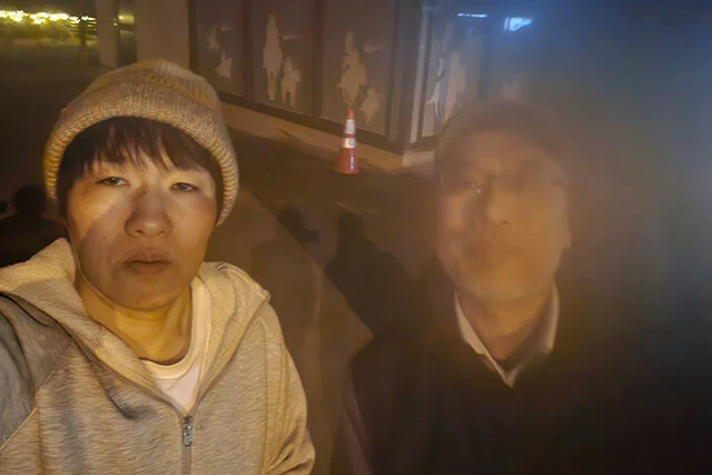 深夜の福島県相馬市にいた小田原ドラゴン先生に会いに来たファンの男性。記念にパチリ