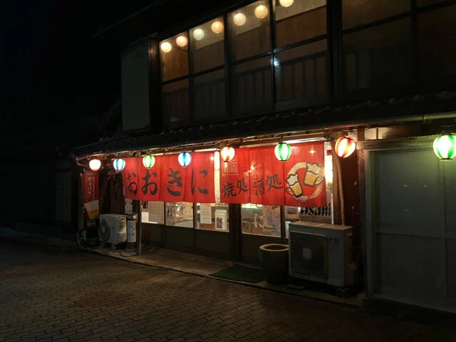 平地区にある炭火焼き鳥屋。島内では数少ない飲み屋で、奥の座敷は木の伐採やパネル設置に汗を流す作業員たちの宴の場になることが多い