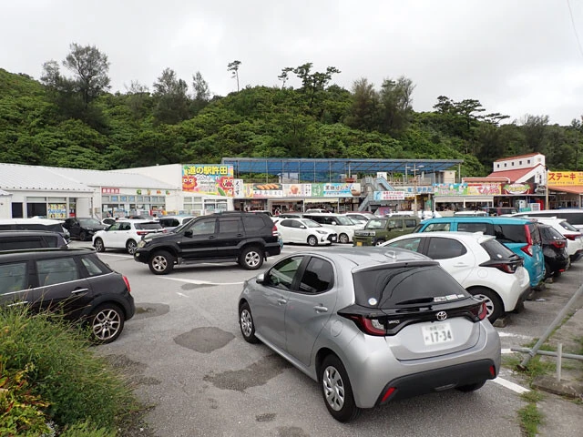 許田IC付近。許田IC手前にある「道の駅 許田」は、多くの観光客が立ち寄る人気スポット。駐車場に入るクルマの行列が国道58号まで延び、渋滞の原因になることも