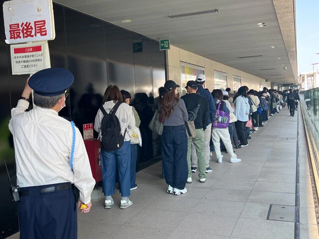 あべのハルカスにあるオフィシャルストアはいまだに大行列。先頭に並んでいた男性はレアなピンバッジを手に入れて大喜び