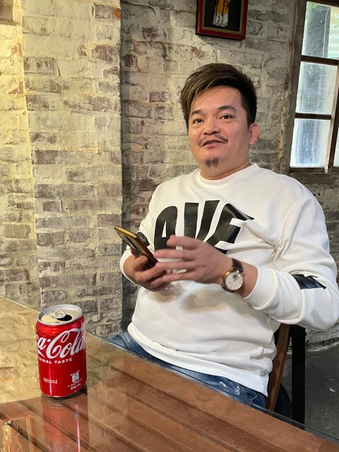 コーラ兄貴こと、台湾人の王元兆さん。元マフィアだが、現在は特殊詐欺に関わる日本人や台湾人たちの救出活動をボランティアで行なっている。プロマジシャンとしても活躍中