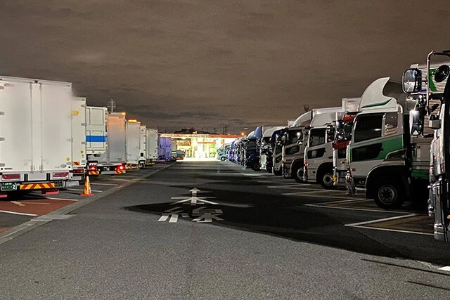 高速道路のサービスエリアは夜でもトラックの駐車で満車になっていることが多い。トラックの「停車場所がない」問題は深刻だ