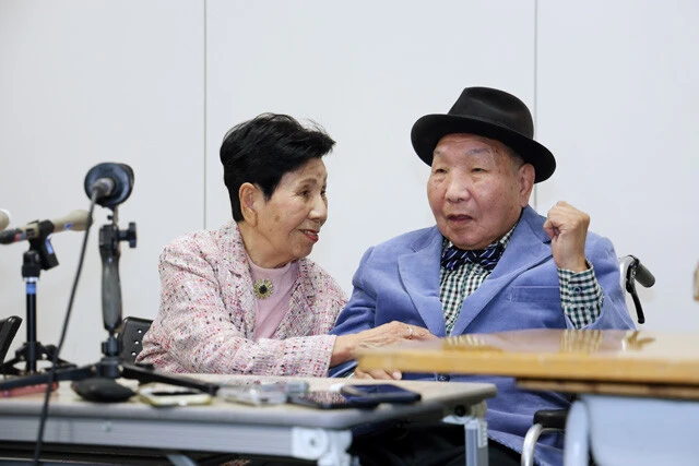 袴田事件　1966年に一家4人が殺害された事件で、袴田 巌さん（右）は死刑判決を受けるも無実を訴え続けた。再審開始決定まで48年を要し、再審では捜査機関による証拠捏造を認定。2024年に無罪が確定。左は姉のひで子さん