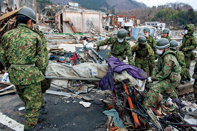 【2011・宮城県牡鹿郡女川町】震災直後、遺体を搬送する自衛隊員たち。行方不明者の捜索は連日続けられた