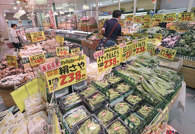 農家の豪雨被害はスーパーで売られる野菜の価格にも影響を与える。今後、さまざまな品目でさらなる値上がりは必至か