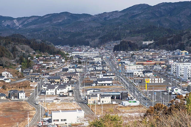 【2026年・宮城県気仙沼市】2011年撮影の上写真と同じ地区を、祈念公園から見下ろすように撮影した写真