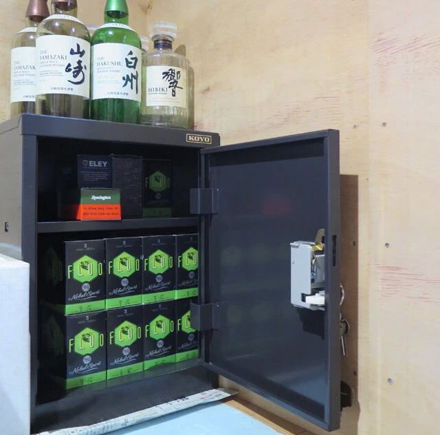 食品庫内にある弾薬ロッカー。盗難時の即発砲を防ぐため、銃刀法で銃本体と弾は同じ場所で管理することが禁じられている（撮影／興山英雄）