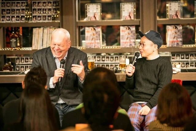 2017年、本連載発の書籍『挑発的ニッポン革命論』（集英社）発売を記念し、プチ鹿島さんをゲストに迎えてトークショーを開催。おふたりのマシンガントークで大盛況でした（撮影／五十嵐和博）