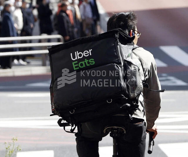 ウーバーイーツは熱中症対策として、コカ・コーラと協業の上、優良配達員にドリンクを提供する。ただし、その条件はかなり厳しい