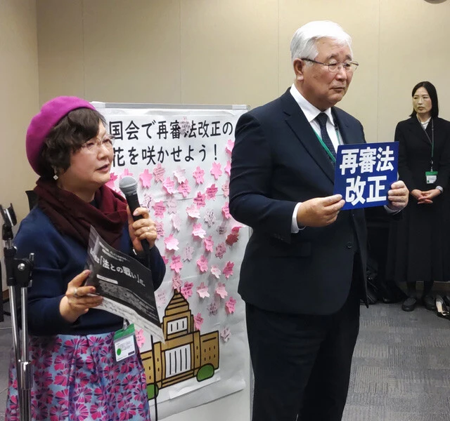 日野町事件　1984年、滋賀県日野町で起きた強盗殺人事件。無期懲役が確定した阪原 弘さんは無実を訴え続けたが、再審開始を待たず獄中で病死。遺族が再審請求を行ない、2月24日に最高裁が再審開始を決定。右は長男の弘次さん、左は鴨志田祐美弁護士