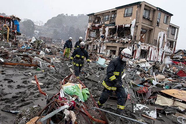 大槌町では、震災から6日がたっても消防隊員らによる行方不明者の捜索が続いていた