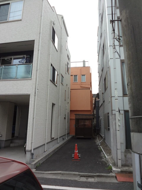 上写真の物件の着工前。現地を視察に訪れた小林氏は「ただの路地だと思い数回通り過ぎた」写真提供／アナザーアパートメント（株）