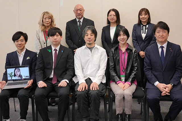 AV新法の勉強会参加者。（前列右から）足立康史参議院議員、水谷さん、MCのひろゆきさん、小林修平衆議院議員、音喜多駿元参議院議員、（後列右から）要友紀子さん（人権活動家）、守如子さん（関西大学社会学部教授）、桜井さん、亀山早苗さん（映像実演者協議会代表理事）