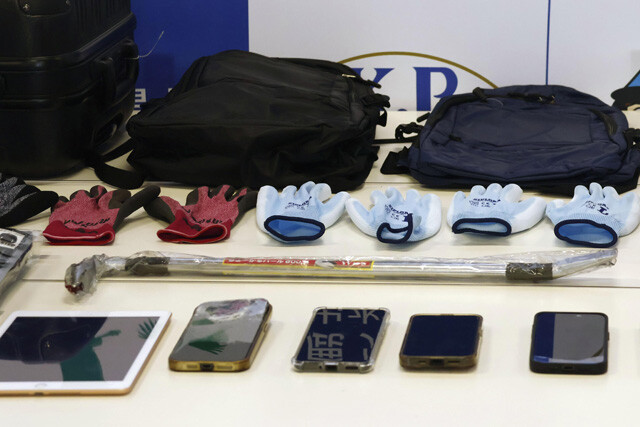 強盗予備の疑いで押収されたバールやスマホなどの物品。闇バイトの実行役はSNSなどで集められ、その中には未成年者もいる