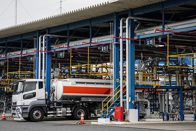 神奈川県横浜市の石油ターミナルで給油を行なうタンクローリー