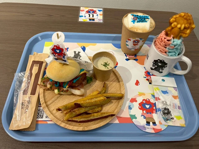 4月27日に大阪にオープンしたミャクミャクカフェの「ミャクミャクおいもバーガープレート」（税込4950円）