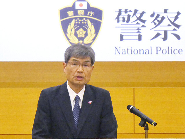 警察官らに訓示をする警察庁の楠芳伸長官。トクリュウ捜査に力を入れるため、新部署の設置や予算の拡充などさまざまな施策を行なっている