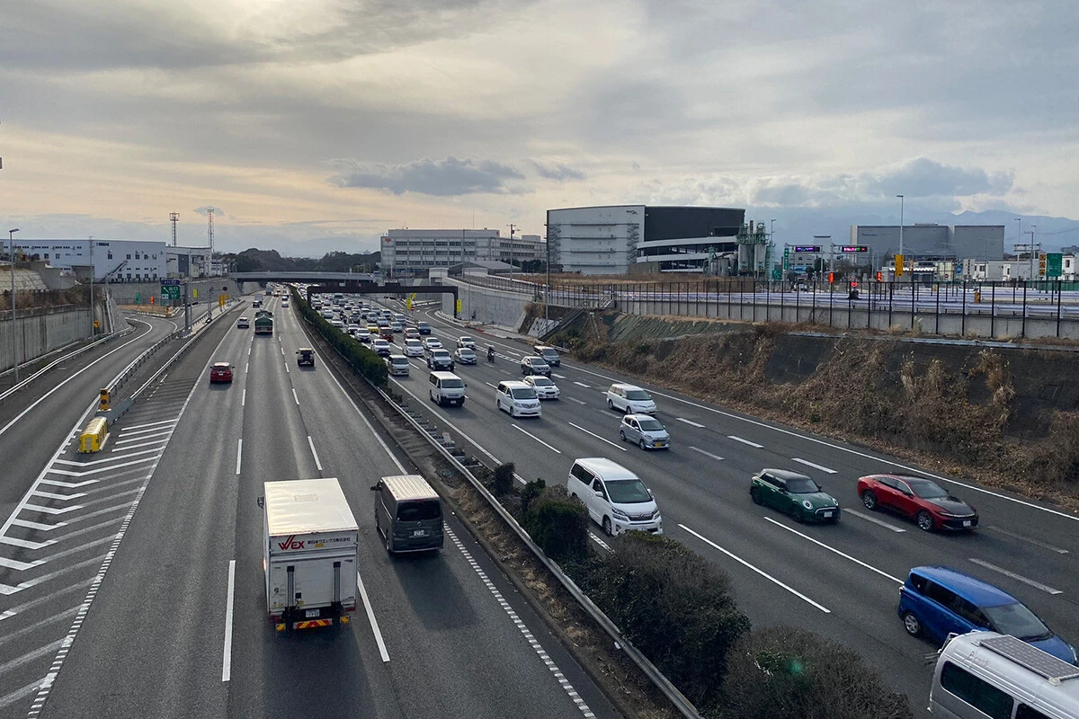 トラックは国内貨物輸送の約9割（重量）を担うとされており、高速道路を毎日走っている