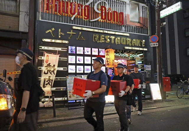 先月上旬、大阪府警はベトナム国籍の男8人を覚醒剤所持の疑いで逮捕。同月4日、大阪市中央区で捜査員らが容疑者らの拠点とみられるベトナム人向け店舗の入るビルの中のカラオケ店を家宅捜索した