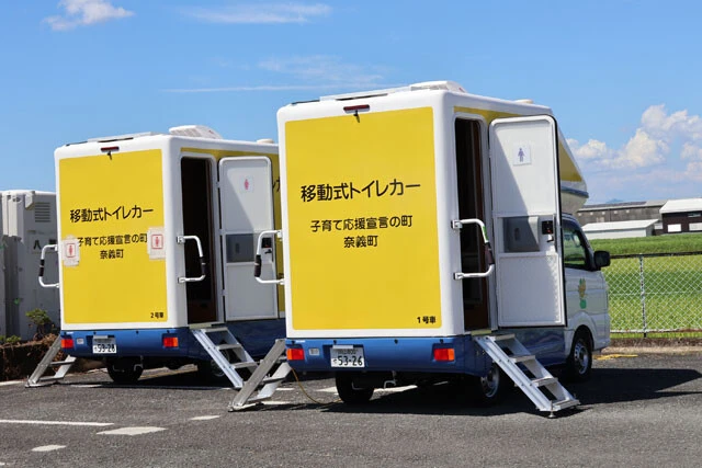 岡山県奈義町から鏡コミュニティセンターに派遣されたトイレカー。避難所には熊本県以外の自治体からも多くの支援が届いている