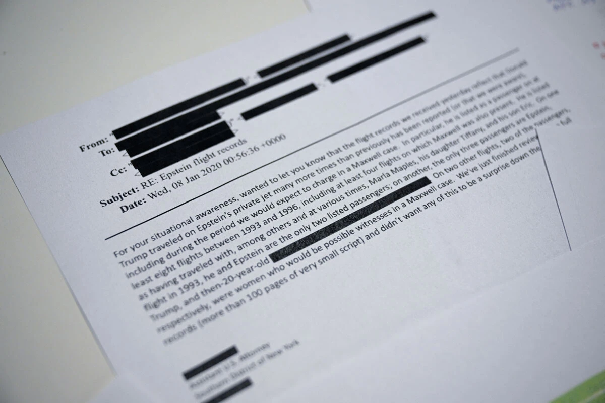 約350万ページに及ぶ「エプスタイン・ファイル」。黒塗りの箇所もあるが、次々と大物セレブの名前が飛び出すその内容に、欧米では大騒ぎが続く。なおエプスタイン氏本人は2019年、勾留中に死亡している