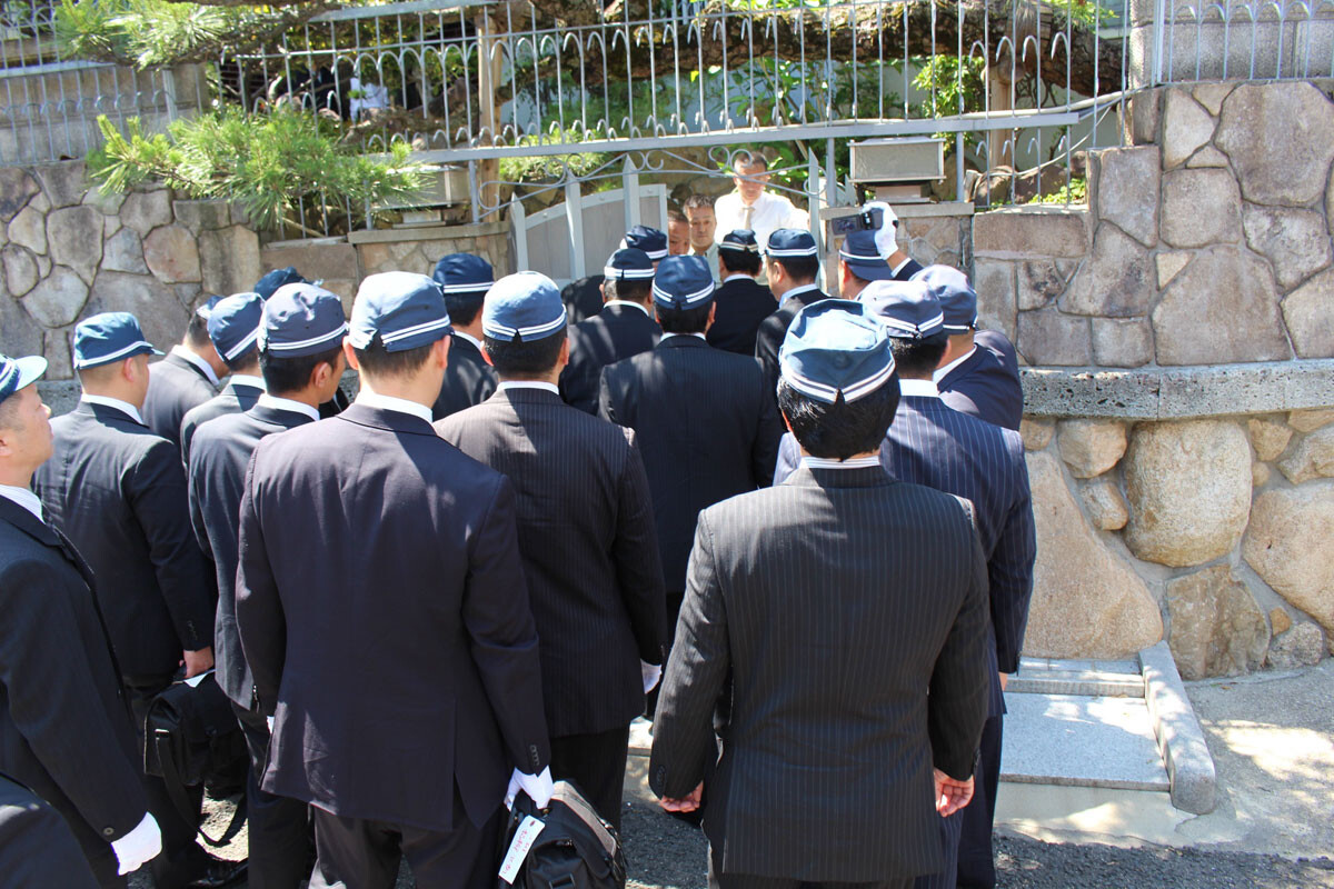 2016年3月に警察庁が神戸山口組との「対立抗争状態」にあると認定した直後に家宅捜索を受ける6代目山口組総本部