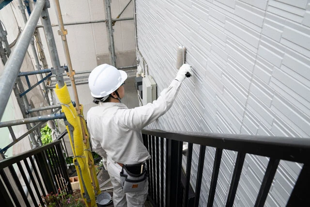 住宅建築の「仕上げ」ともいうべき、塗装の従事者はシンナー不足に苦しんでいる。写真は一戸建て住宅の外壁を塗る塗装職人
