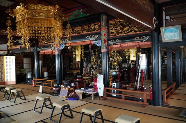 光明寺の本堂。よく見ると、はりや柱などに亀裂が走っており、東日本大震災の爪痕がいまだに残っている