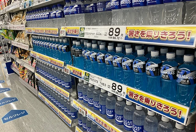 意外にも、暑すぎるとペットボトルの水、お茶、スポーツドリンクは逆に売れなくなる。日中の外出が控えられるからだと考えられる