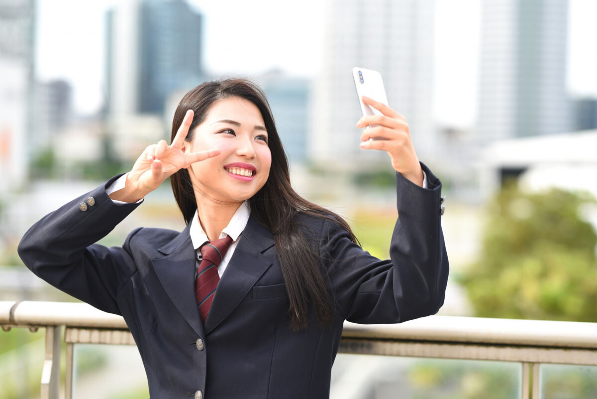 「BeReal.」は「日常投稿型」といわれるフランス発のSNS。1日に1回ランダムに通知が届き、それから2分以内にスマホの内カメラ・外カメラ両方で周囲を撮影し投稿するのがルール。投稿は24時間で消える（写真はイメージ）