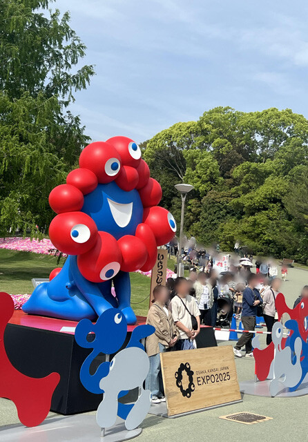 ミャクミャクモニュメントが移設された万博記念公園は撮影待ちの長蛇の列