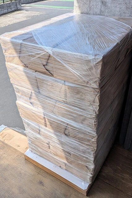 トラックなどでの輸送中にずれないよう荷物を固定するパレットラップは、石油由来の成分が含まれており、こちらも今、品薄の状態に