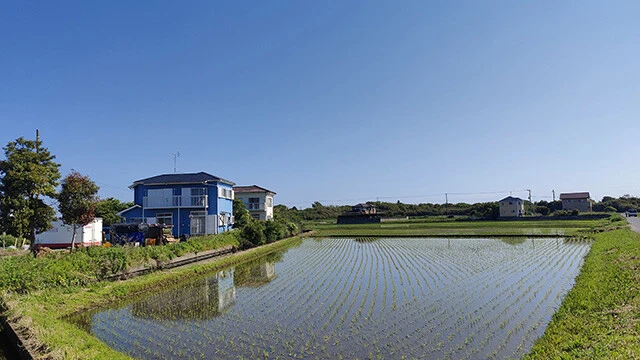 《千葉県横芝光町》吉川さんが一昨年まで住んでいた千葉県横芝光町の賃貸物件。九十九里海岸は徒歩圏内、横芝駅へは車で約15分。家族で十分に暮らせる4DKの間取りで、家賃は4.5万円！　現在は近隣に5000円で購入した別荘を所有