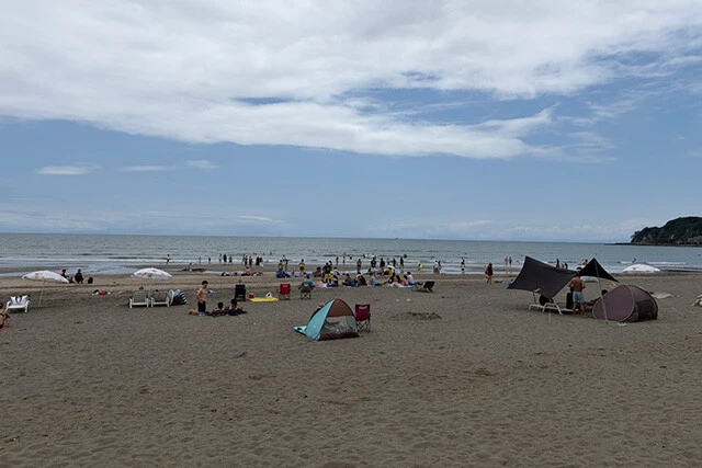 今年7月中旬の土日の由比ガ浜。体を焼かず、日傘を差したり海の家で過ごしたりする人が増え、暑い日は客が減るという