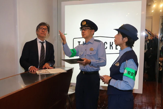 トクリュウの強盗、窃盗対策のため、腕時計店を訪問指導する岡山県警の警官ら。年々増える被害に対策が急がれている