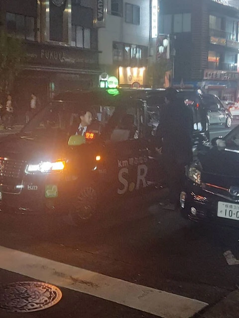 ぼったくり常習犯の女性を街で見かけると「出ていけ」と声をかける金澤さん（仮名）。女性はタクシーに乗って逃げるように立ち去った